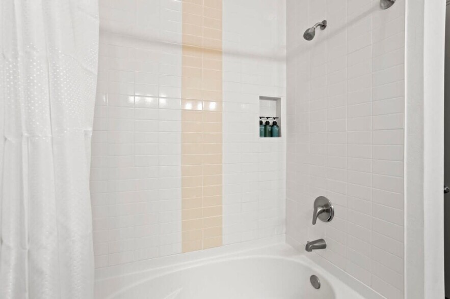 Building Photo - 555 N College Ave