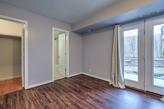 Building Photo - Beautiful 2+ Bedroom, 4 Level Townhome Wit...