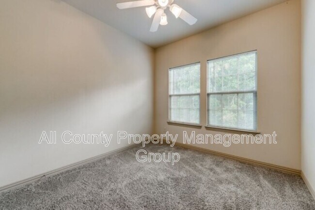 Building Photo - 1579 Cozy Dr