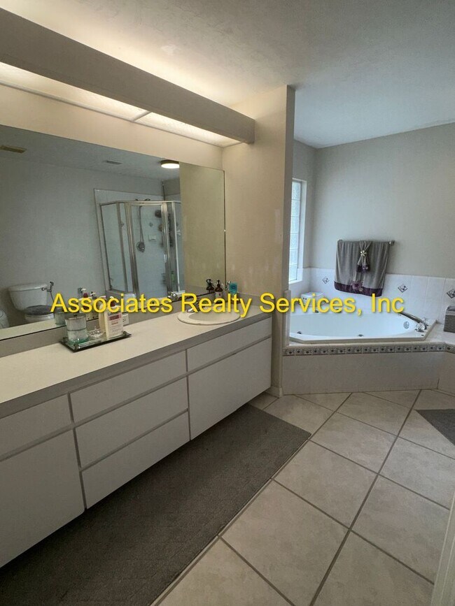 Building Photo - Beautiful 4 Bedroom/3 Bathroom in BROADMOOR!