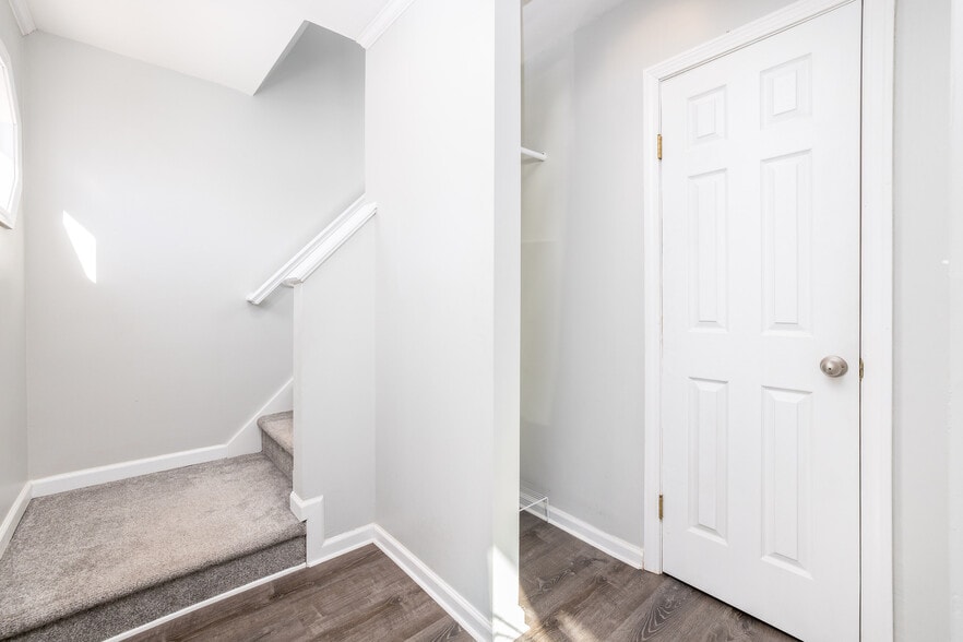 Building Photo - 15 Lake Dr