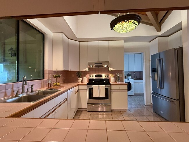 Building Photo - Beautiful 3 Bedroom / 2.5 Bathroom Home in Wailuku Heights!