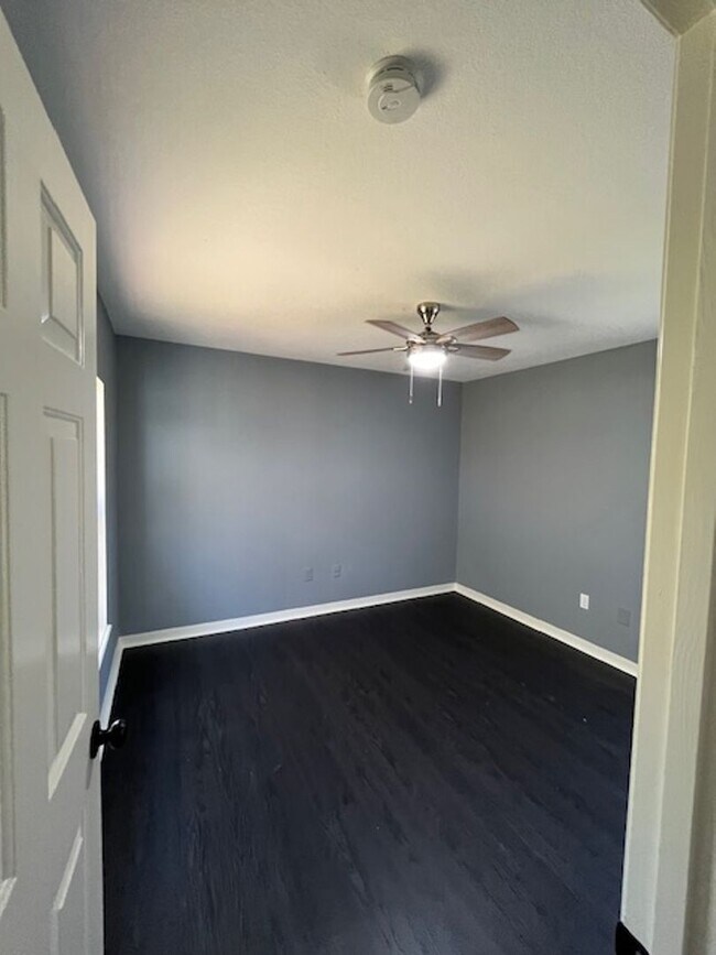 Building Photo - Beautiful and completely Renovated 3/2 fen...