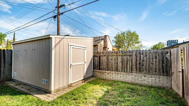 Building Photo - Centrally Located Sacramento Home