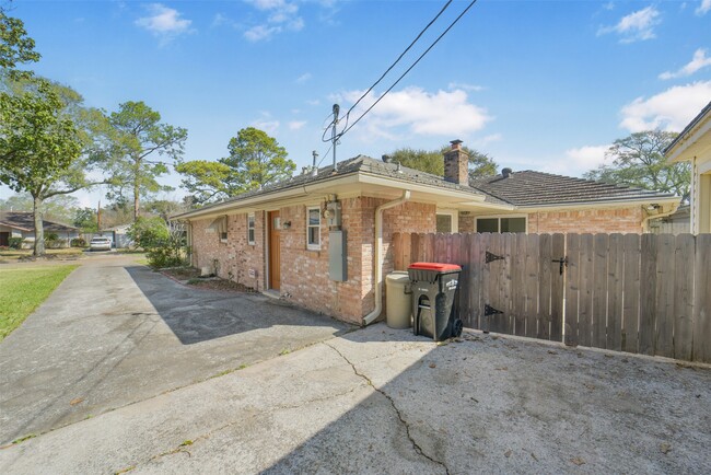 Building Photo - 8415 Braesdale Ln