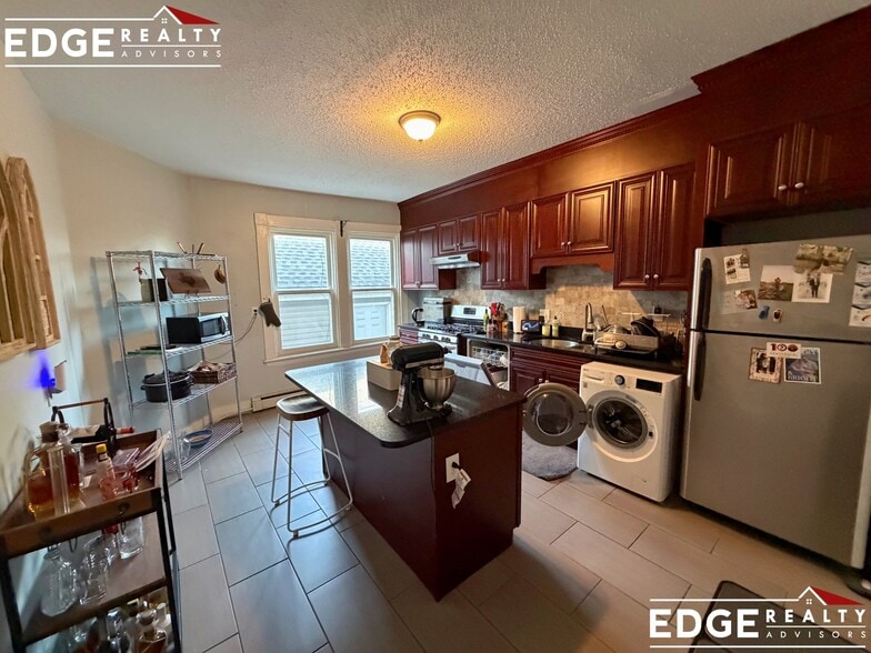 Building Photo - 471 Cambridge St