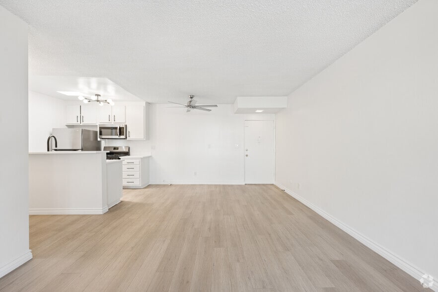 2BR, 2BA - 1000SF - Dining Room - 10844 Rose Ave