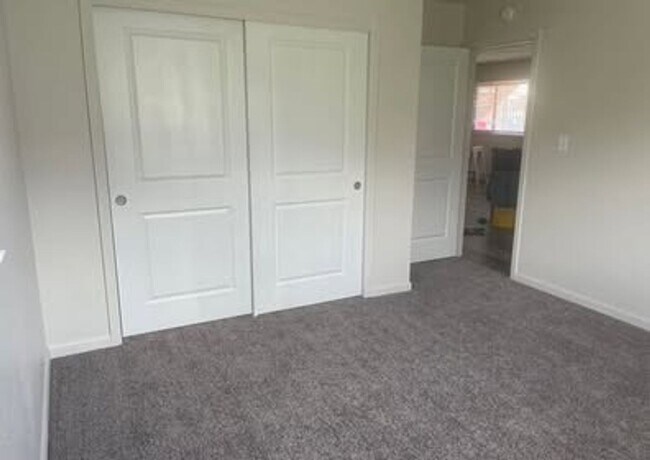 Building Photo - Newly Updated 2-Bedroom Apartment - Utilit...