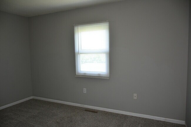 Building Photo - 714 E Nance Dr