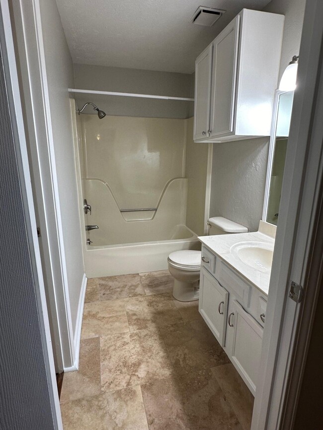 Building Photo - 3505 Lakeside Ct