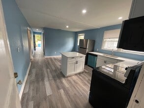 Building Photo - 250 Vernis Ave