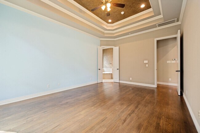 Building Photo - 4046 E Hill Dr