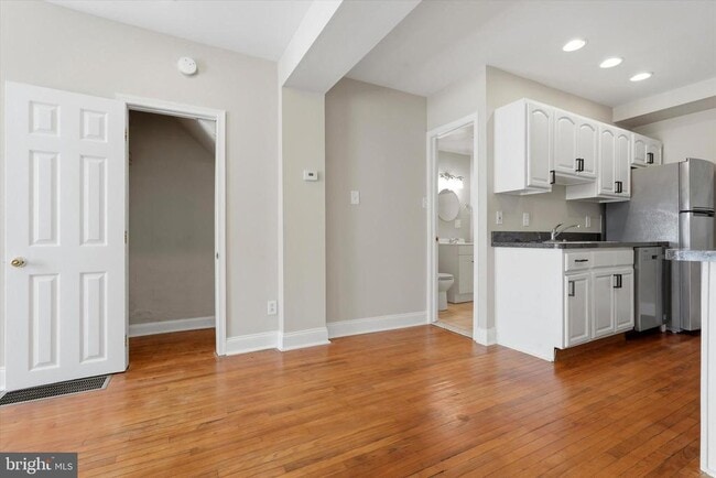 Building Photo - 400 Green Ln