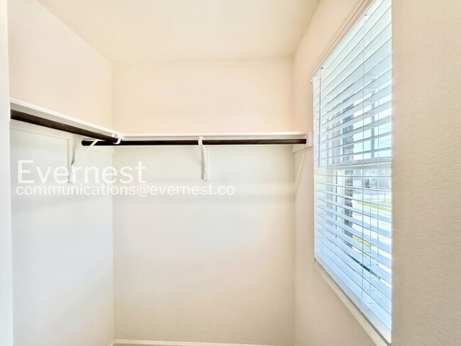 Building Photo - 5 Bed/3 Bath Home with Fenced Yard & Garage / Pet-Friendly / Available Now!