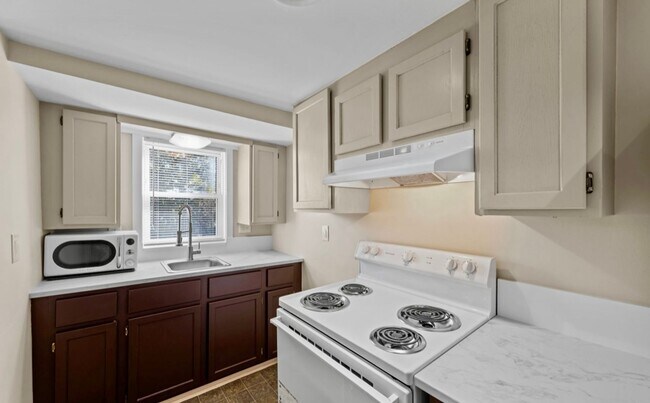 Building Photo - 802 N B St