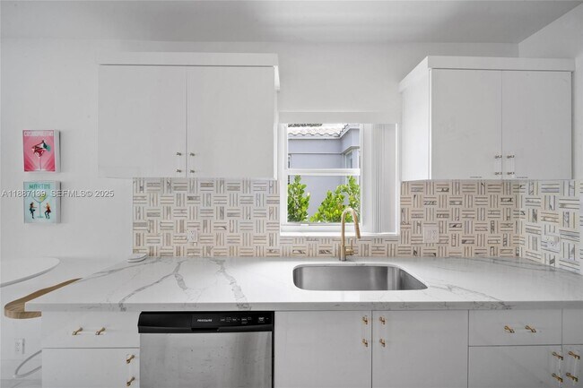 Building Photo - 1625 Hollywood Blvd