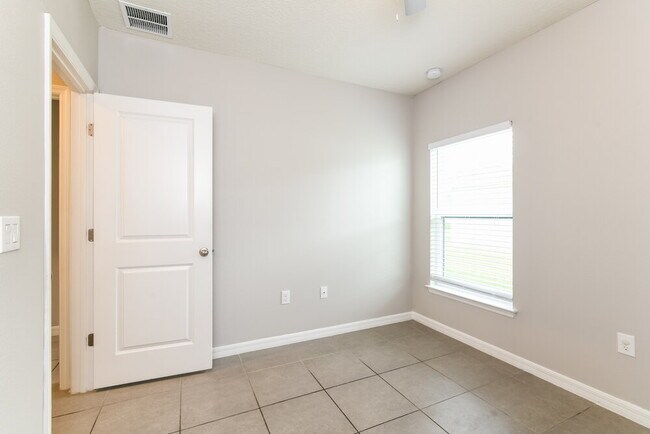 Building Photo - 956 Louvre Ct