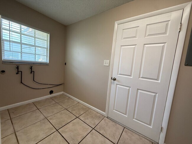 Building Photo - SLEEPY HOLLOW 3/2/2 Pool Home