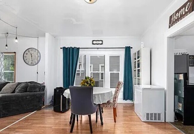 Building Photo - 1318 Division St