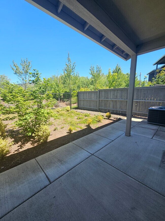 Building Photo - Beautiful Townhomes in East Medford