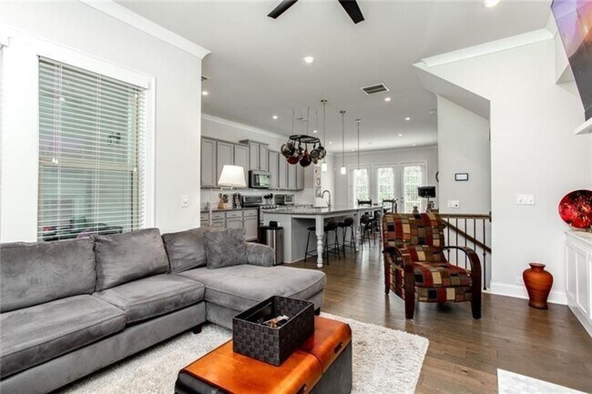 Building Photo - Large 3 Bedroom Luxury Townhome on Silver ...