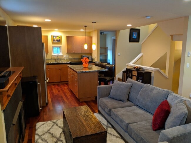 Building Photo - Ballard Townhouse