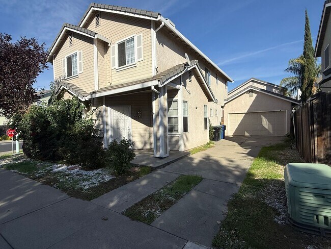 Primary Photo - 4 bed 2.5 bath 2 story home available now!