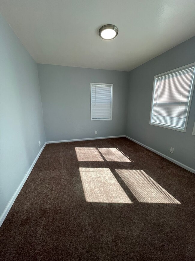 Building Photo - Move in ready  - Updated 2 bedroom, 1 bath...