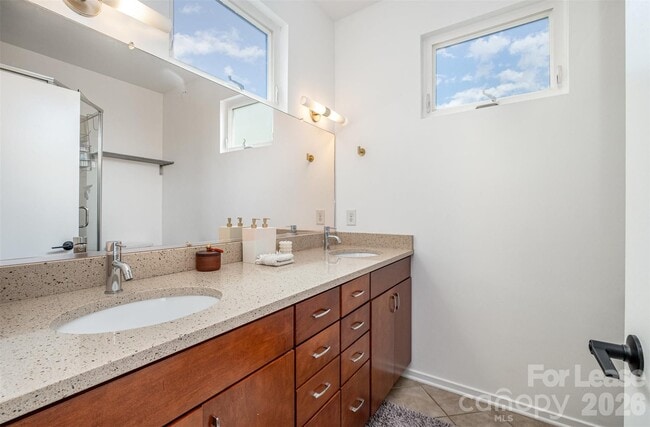 Building Photo - 925 Westbrook Dr