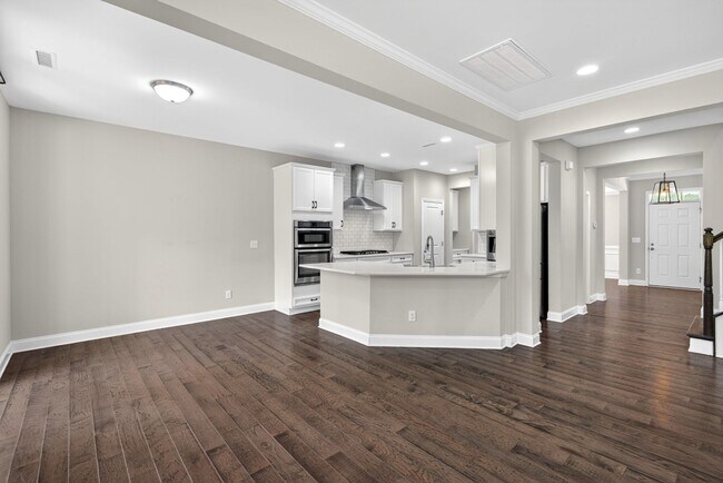 Building Photo - “5-Bedroom Home with Bonus Room & Resort-S...