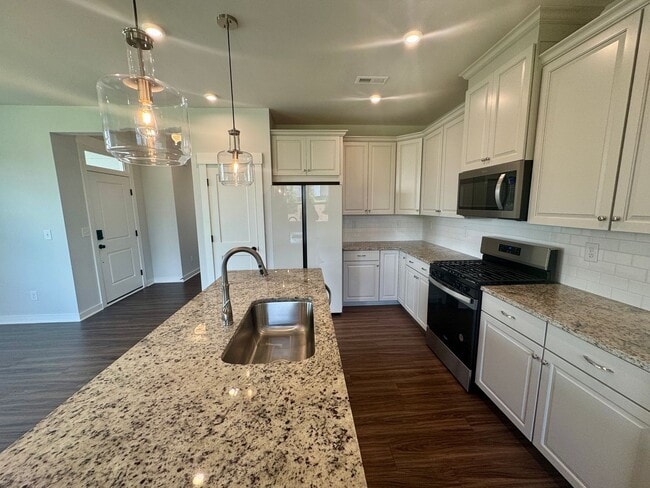 Building Photo - Beautiful 4BR/3BA Townhouse in Griffith Lakes