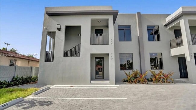 Building Photo - 444 E 16th St