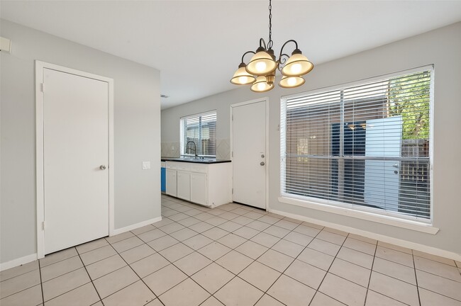 Building Photo - 8646 Maplecrest Dr