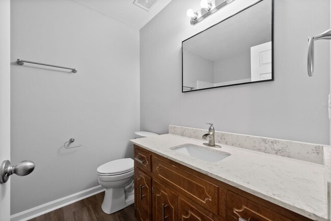 Building Photo - 2 Bedroom Pet Friendly Condo For Rent Near...