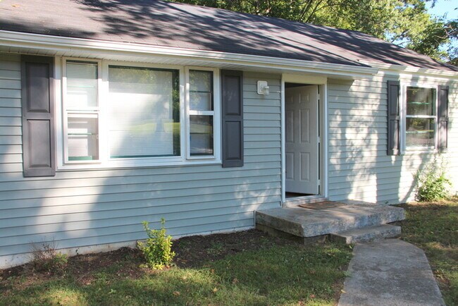 Building Photo - Donelson - Updated 2 bedroom 1 bath - tons of parking & storage!