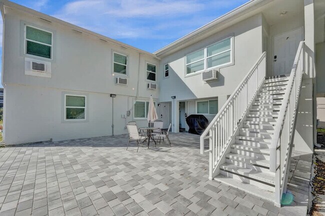 Building Photo - 906 N Riverside Dr