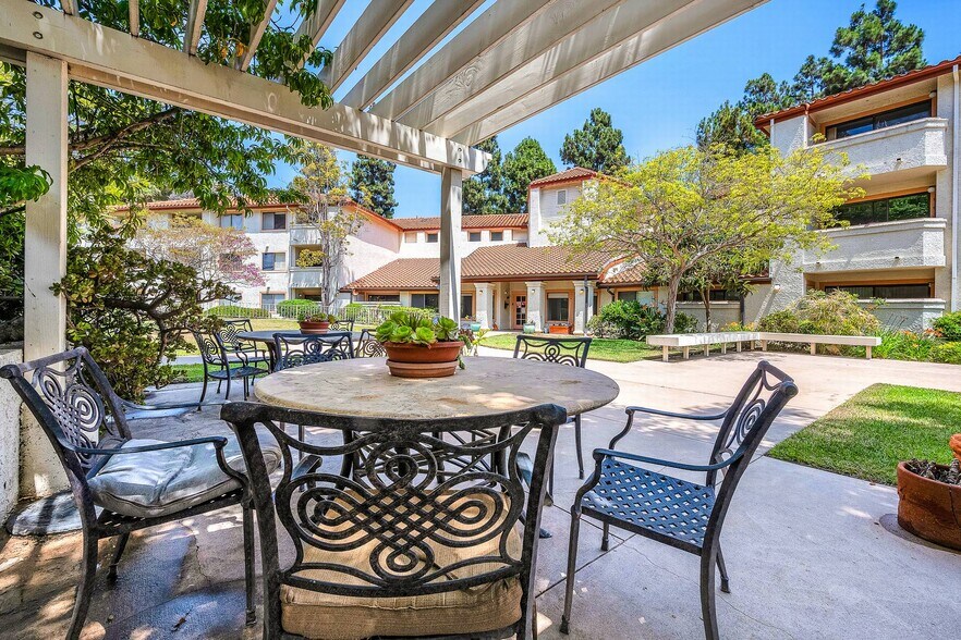 Building Photo - 501 Palisades Dr