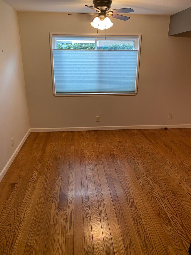 Building Photo - Well maintained 3 bed 2 bath home in Thousand Oaks neighborhood available!