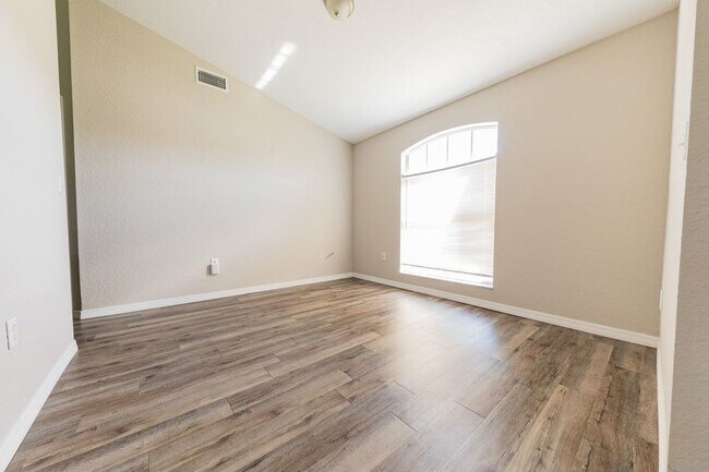 Building Photo - 541 Drayton Rd