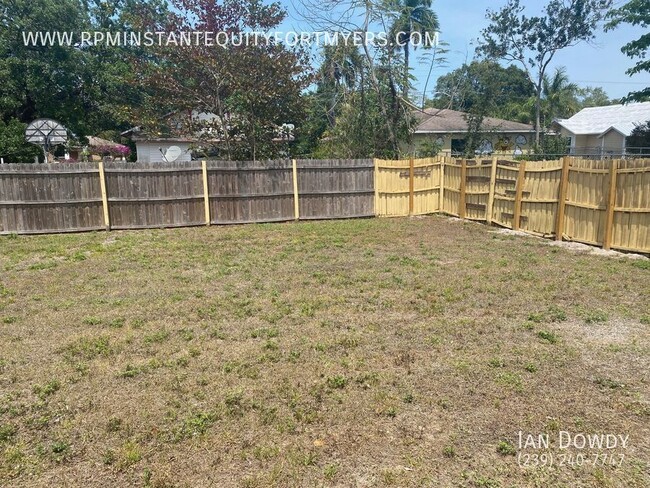 Building Photo - Very Spacious 1/1 Duplex with fenced in ba...