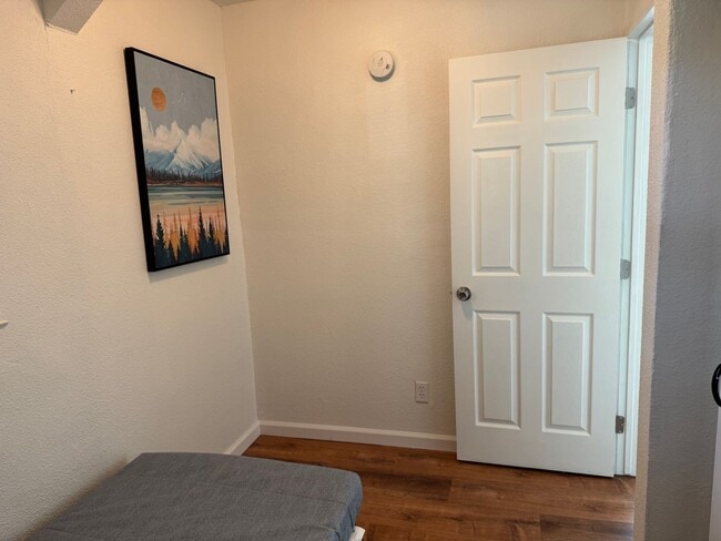 Building Photo - Downtown Sacramento 2 Bedroom, 1 Bath 850 sqft. Townhome for Lease.
