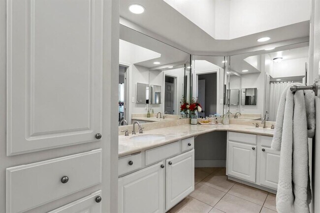 Building Photo - 7701 Rialto Blvd