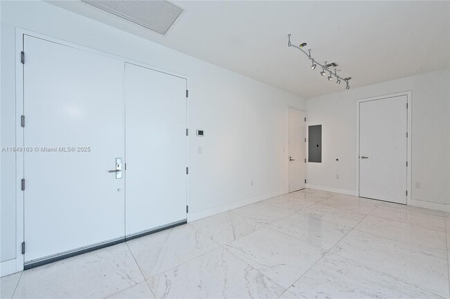 Building Photo - 17475 Collins Ave