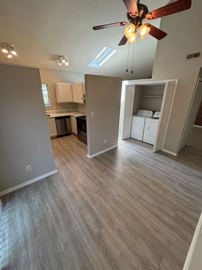 Building Photo - 2 Bedrooms / 1.5 Bathrooms ~ Crossroads Area ~