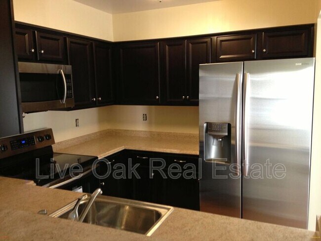 Building Photo - 514 24th St