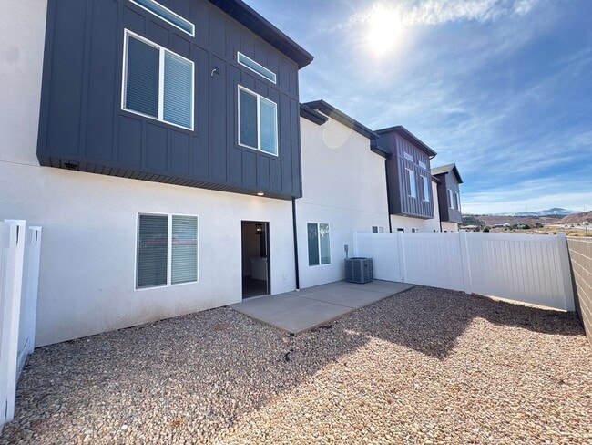 Building Photo - Crosshollows Home Available!