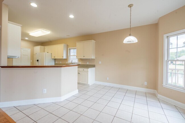 Building Photo - 1833 Waters Edge Dr