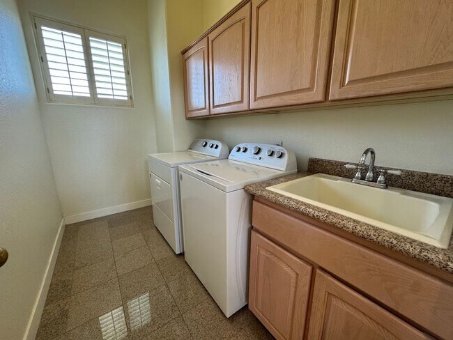 Building Photo - BEAUTIFUL 3 BEDROOM 3 BATHROOM HOME IN GAI...