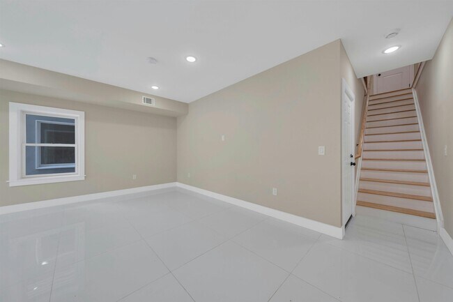 Building Photo - 275 Pearsall Ave