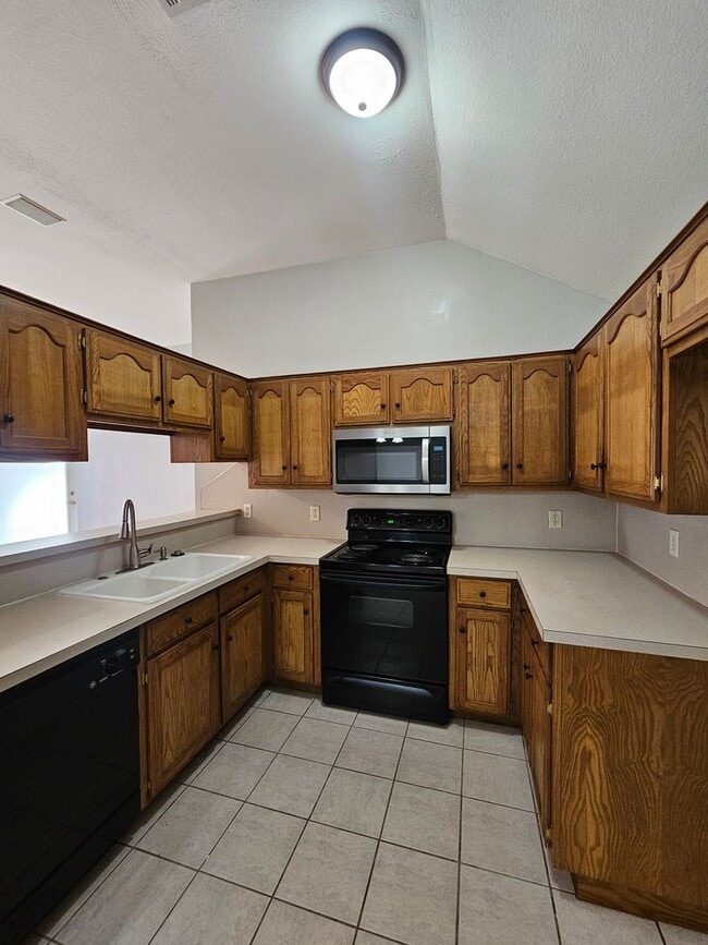 Building Photo - (3) Bed/(2) Bath in Moore Avail NOW!